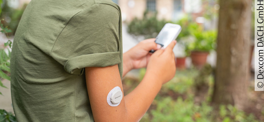 Aufgezogene Spritze, Tabletten und Stethoskop